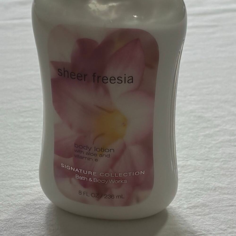 Bath & Body Works Sheer Freesia Signature Lotion Rare 8oz RETIRED - Picture 4 of 6